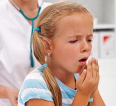Горловой кашель у ребёнка возникает при воспалительных заболеваниях глотки, горла. Его лечение не требует применения отхаркивающих препаратов, поскольку верхние дыхательные пути открыты и свободны. Действие отхаркивающих средств выражается в усилении кашлевого рефлекса, что при горловом кашле не нужно. 