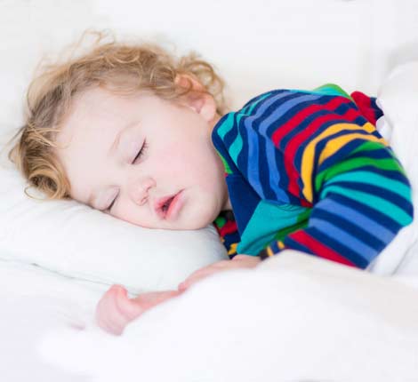 Причин, влияющих на нарушение сна у ребенка много. Если рассматривать раннее детство, то ребенка может беспокоить чувство голода. 