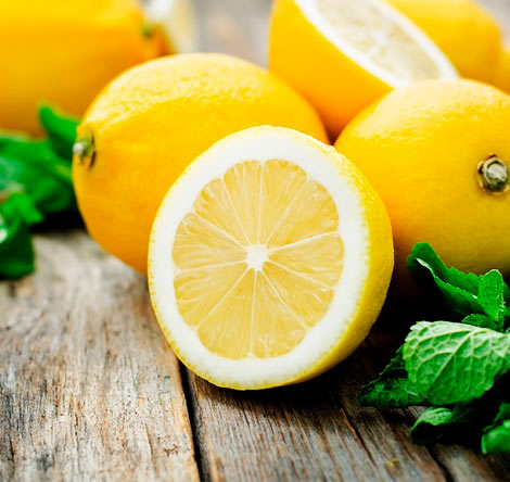 В этом фрукте практически нет калорий. Глюкозы содержится в несколько раз меньше, чем в апельсинах. В его состав входят даже пектины, которые помогают пищеварению и размягчают стул. Лимон замечательно борется с вирусами и воспалениями, поэтому его так часто рекомендуют употреблять при простуде. Также этот желтый фрукт поможет при острых респираторных заболеваниях и ОРВИ благодаря содержанию витамина С.